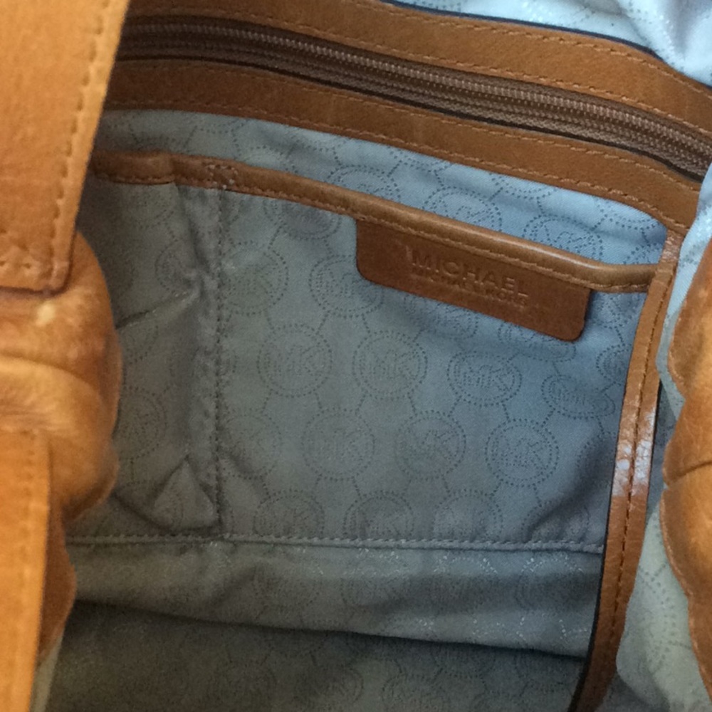 π Michael Kors Leather Purse π - Picture 7 of 8